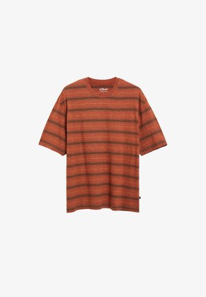 Kurzärmliges T-Shirt in Rostfarbe mit braunen horizontalen Streifen und rundem Halsausschnitt, dargestellt auf weißem Hintergrund.