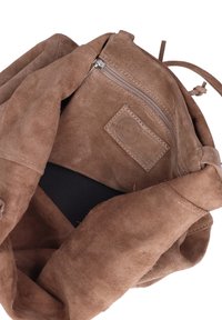 Borsa in suede marrone con una texture morbida, tasca con zip, etichetta in pelle con la dicitura "MADE IN ITALY" e un ampio interno foderato in materiale nero.