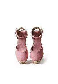 Zapatos de espadrilles rosas con parte superior de tela, punta redonda, correa en el tobillo y suela de yute trenzado. Textura suave y un diseño sencillo.