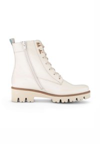 Witte leren enkelboots met een veter sluiting aan de voorkant, een rits aan de zijkant en een blokhak. Heeft een gestructureerde afwerking en een rubberen profielzool voor grip.