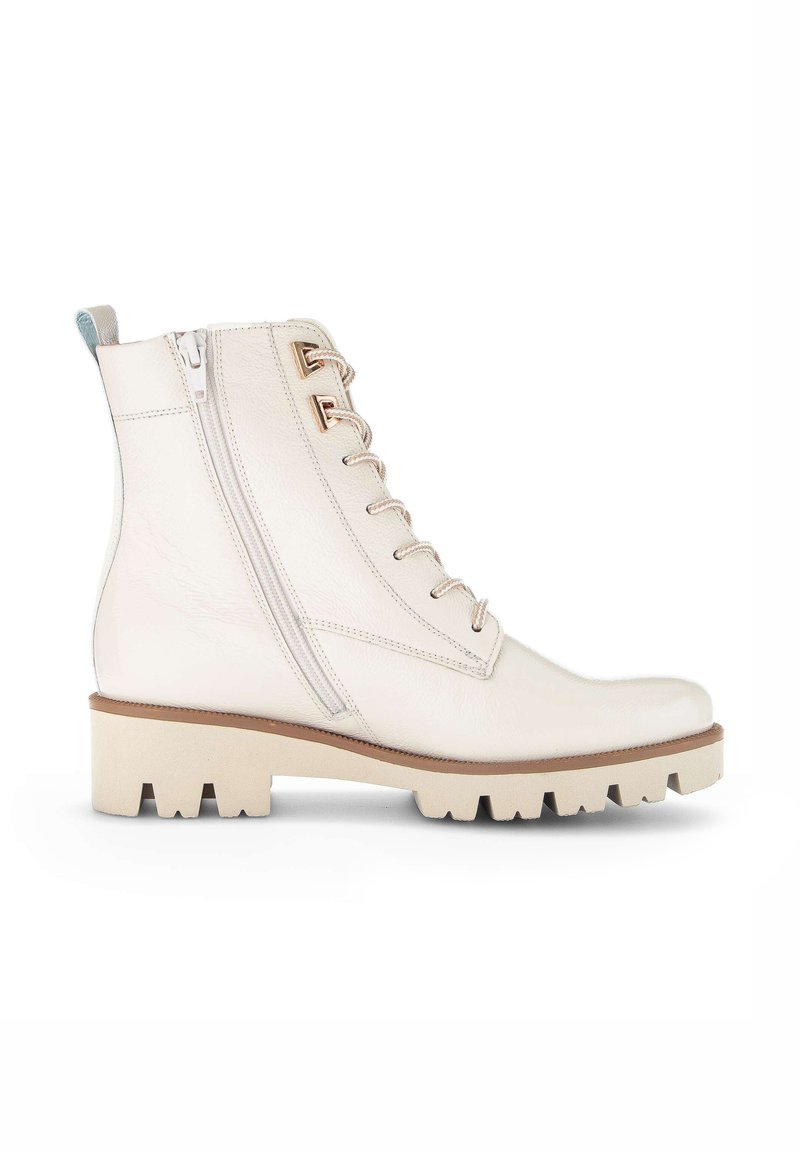 Witte leren enkelboots met een veter sluiting aan de voorkant, een rits aan de zijkant en een blokhak. Heeft een gestructureerde afwerking en een rubberen profielzool voor grip.