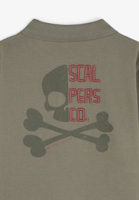 Polo de culoare verde măsliniu cu un material texturat, având un grafic mare cu un craniu și oase încrucișate. "SCALPERS CO." este afișat prominent în roșu.