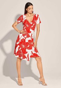 MADELEINE Freizeitkleid - coral   cream