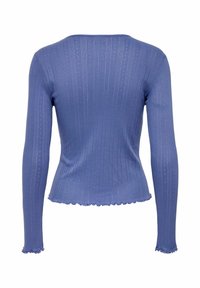 Plava rebrasta dugosleeve pletena majica s suptilnim uzorkom rupica i donjim rubom te manžetama od salate, prikazana sa stražnje strane.