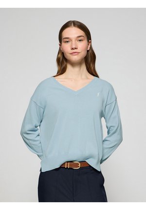 Pull bleu clair en V réalisé en material doux, avec des manches longues et un ourlet côtelé, arborant un petit logo brodé sur la poitrine.