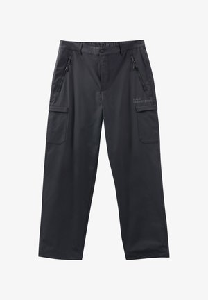 Schwarze Hosen aus leichtem Stoff, mit zwei Reißverschlusstaschen vorne, einer seitlichen Cargo-Tasche und einer geprägten Textdetail an dem Bein.