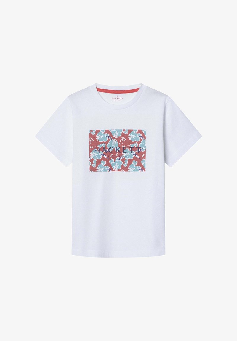 Camiseta blanca de algodón con un gráfico floral rectangular en azul y rojo en la parte frontal, con mangas cortas y cuello redondo.