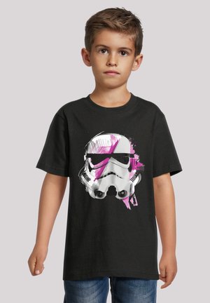 Schwarzes Baumwoll-T-Shirt mit einem Grafikdesign eines Stormtrooper-Helms, verziert mit pinken und weißen Farbspritzern, Rundhalsausschnitt und kurzen Ärmeln.