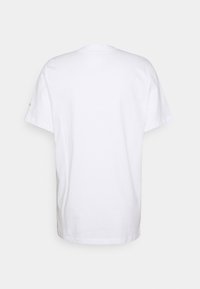 Biała, bawełniana koszulka, krótki rękaw, okrągły dekolt, gładki wzór bez wzorów i grafik. Miękka, gładka tekstura; luźny krój.