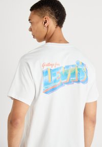 Levi's® VINTAGE FIT GRAPHIC - Nyomott mintás póló - white