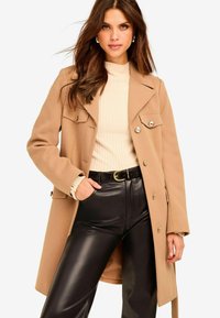Lipsy MILITARY BUTTON THROUGH BELTED - REGULAR FIT - Lühike jakk - camel