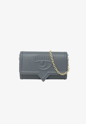 Graue vegane Leder-Crossbody-Tasche mit geprägtem Augendesign, goldener Kettenriemen und dreieckigem Klappenverschluss. Glatte Textur durchgehend.
