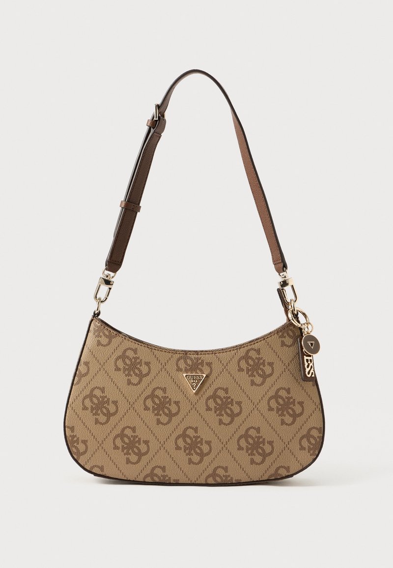 Petit sac à épaule marron de créateur avec tissu à motifs logo, sangle réglable et breloques métalliques à la marque suspendues sur le côté.