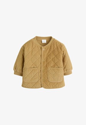 Jachetă bebeluș căptușită, culoare camel, cu guler rotund, mâneci lungi, nasturi în față și două buzunare aplicate în față, pe un fundal alb.