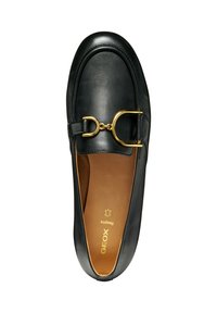Svart lærloafer med gullspenne, rund tå og beige innvendig. Har glatt tekstur og er designet for å tres på.