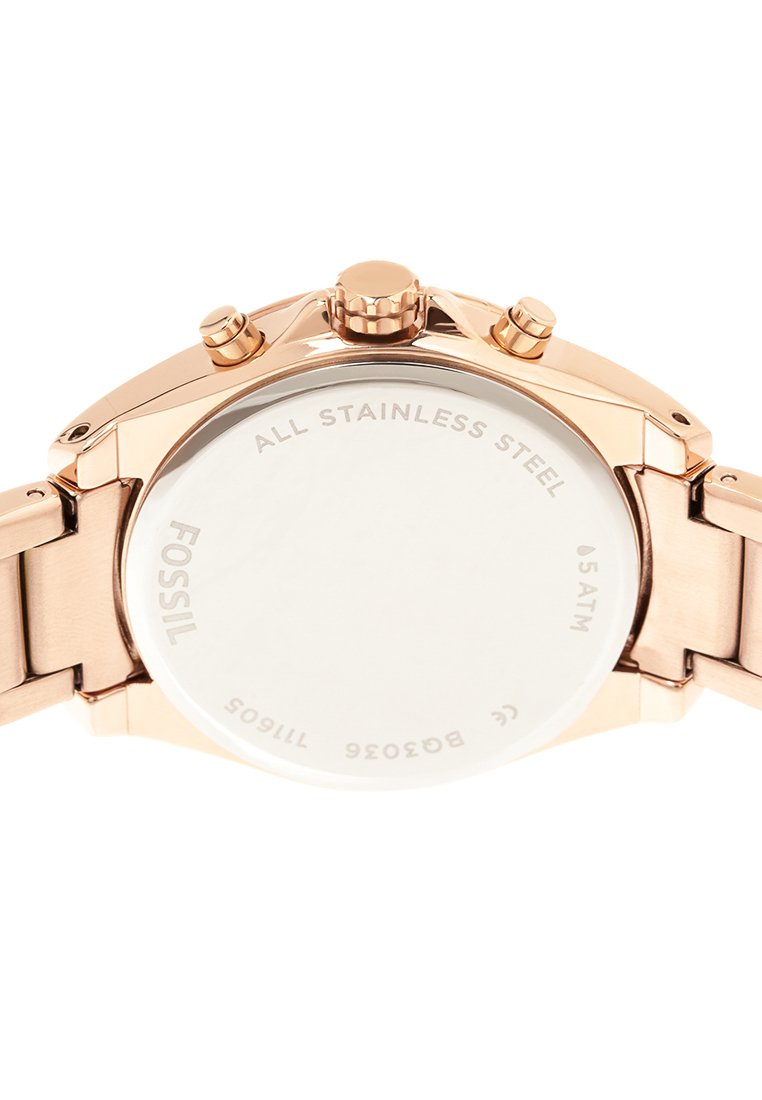 Reloj de acero inoxidable color oro rosa con la parte trasera que presenta una superficie lisa y reflectante. El texto grabado incluye detalles de la marca y resistencia al agua.