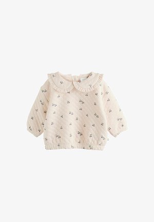 Prešívaná svetloružová detská blúzka s dlhými rukávmi, volánovým límcom typu Peter Pan, elastickým lemom a malým vzorom čerešní po celom povrchu.