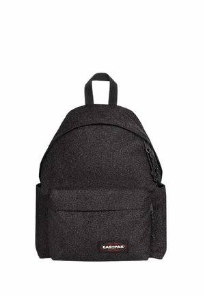 Sort Eastpak rygsæk med forreste lynlåslomme, topstrop og to sidelommer, vist mod en hvid baggrund.