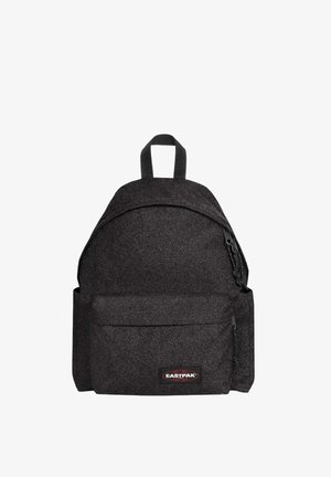 Sort Eastpak rygsæk med forreste lynlåslomme, topstrop og to sidelommer, vist mod en hvid baggrund.