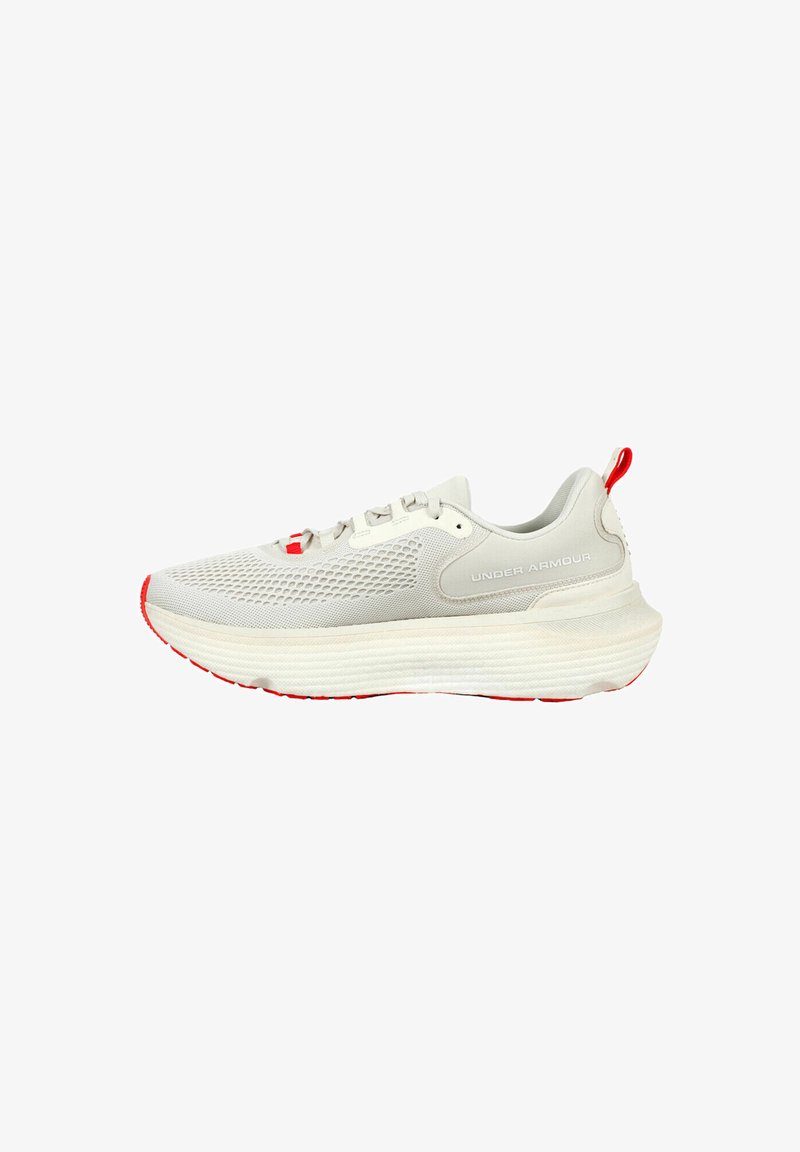 Baskets de sport gris clair avec une tige en mesh, accents rouges, semelle rembourrée et design arrondi. Caractéristiques du système de laçage et d'une sangle de traction.