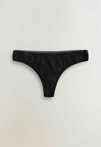 String noir en tissu doux, doté d'une bordure en dentelle le long de la taille et d'un design minimaliste sans motifs supplémentaires.
