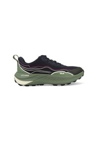Sport Schuhe mit einem schwarzen Mesh-Obermaterial, grüner Gummisohle und weißen Akzenten. Sie verfügen über ein schlankes Design und ein Schnürsystem.