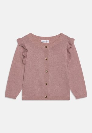 Cardigan rose à manches longues en tricot avec des détails volantés aux épaules et cinq boutons dorés sur le devant.