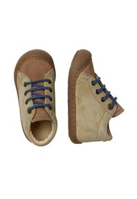 Scarpe in suede marrone chiaro e tan con lacci blu, punta arrotondata e suola in gomma. Presentano cuciture decorative e un colletto imbottito.