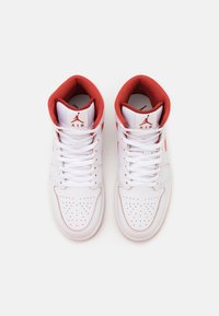 Sneaker alte bianche con tomaia in pelle liscia, colletto in rete rossa, punta perforata e lacci bianchi. Presenta un logo sulla linguetta.