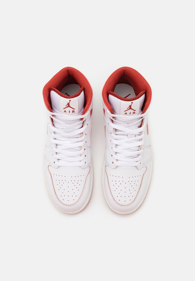 Zapatillas altas blancas con parte superior de piel suave, cuello de malla roja, puntera perforada y cordones blancos. Presenta un logo en la lengüeta.