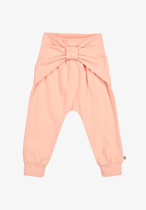 Jasnoróżowe spodnie dla niemowląt z dużą kokardą w pasie i mankietami u dołu nogawek, wykonane z miękkiego materiału.