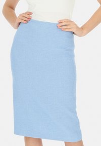 Jasnoniebieska spódnica ołówkowa z teksturowanej tkaniny, długości do kolan, o dopasowanym kroju. Brak dodatkowych wzorów lub elementów metalowych.