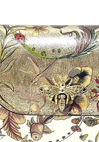 Complexe bloem- en bladvormen met gedetailleerde insecten, waaronder een libelle, een vlinder en een rode lieveheersbeestje op een gestructureerde achtergrond.