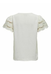 Witte top met korte mouwen is gemaakt van textuurstof, heeft een ronde halslijn en verfijnde kantpatronen op de volumineuze mouwen.