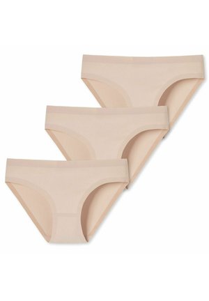 Drei Paare hautfarbener Baumwollmischung-Slips mit glatter Textur, mittlerer Taille und ohne sichtbare Nähte, in einer geschichteten Anordnung angeordnet.