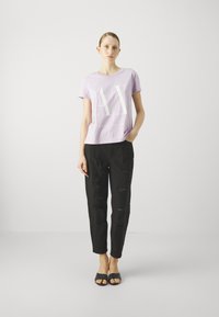 Armani Exchange T-shirts med print - violet sky
