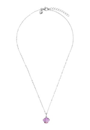 Collar de cadena plateada con un pequeño colgante en forma de concha marina rosa y cierre ajustable sobre un fondo blanco.