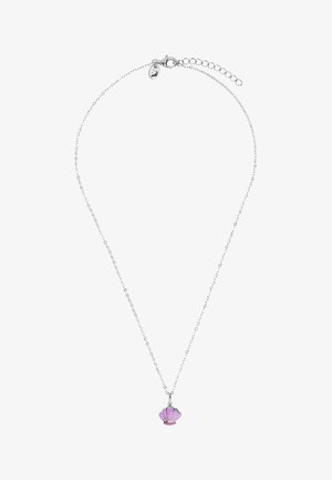 Srebrny łańcuszek z małym różowym wisiorkiem w kształcie muszli i regulowanym zapięciem na białym tle.