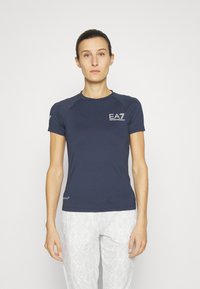 Marineblauw fitted shirt met korte mouwen voor sportactiviteiten, met een ronde hals, voorzien van een witte EA7-logo op de borst en een gestructureerde stof.