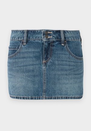 Közép kék farmer mini szoknya nyers szegéllyel. Gombos záródás, két elülső zseb és kontrasztos varrási részletek jellemzik.