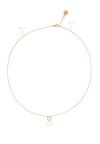 Zlatna lančić ogrlica, duljine 38 cm, s okruglim, prozirnim kamenom (0,8 cm) u sredini. Podesiva duljina s produžetkom od 5 cm i kopčom.