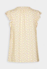 Blommig ärmlös topp i ljusrosa med volanger på axlarna. Har små gula och vita blommönster på mjukt, texturerat tyg.