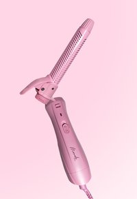 Un fer à friser rose avec un baril texturé, une poignée à prise, et des boutons de contrôle ; il dispose d'un clip pour maintenir les cheveux et d'un cordon d'alimentation.