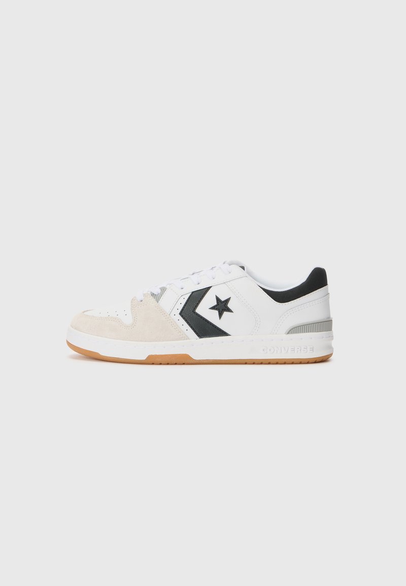Hvide og beige ruskinds- og lædersneakers med sorte detaljer, der har et stjernelogo, polstret krave og en gummisål.