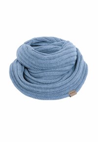 Lichtblauwe, gebreide infinity-sjaal met een gestructureerd patroon, gewikkeld in een ronde vorm. Inclusief een klein merkteken.