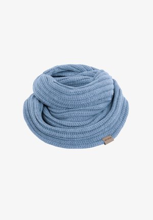 Écharpe infinie tricotée bleu clair avec un motif texturé, enroulée en forme circulaire. Comprend une petite étiquette de marque.