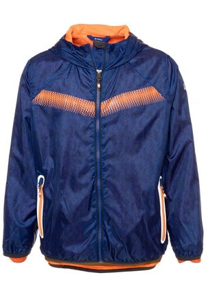 Námořnická modrá bunda s oranžovou kapucí a detaily. Obsahuje texturovaný oranžový pruh a kapsy na zip. Vyrobena z lehkého materiálu.