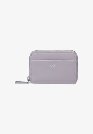 Pequeña cartera de cuero color púrpura claro con cierre de cremallera y bolsillo delantero, con el logo "JOOP!" en relieve en plata.