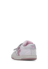 Sneaker bianco con accenti rosa, logo laterale glitterato, tallone grigio testurizzato e fascia con chiusura a strappo. Suola in gomma offre trazione.