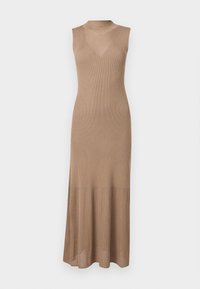 Robe sans manches en maille côtelée beige avec un col montant, un corsage ajusté et une jupe évasée s'étendant jusqu'à mi-mollet.